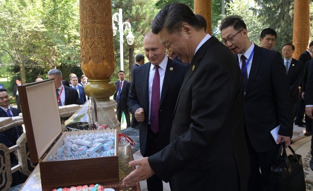Владимир Путин подари на китайския си колега Си Цзинпин руски