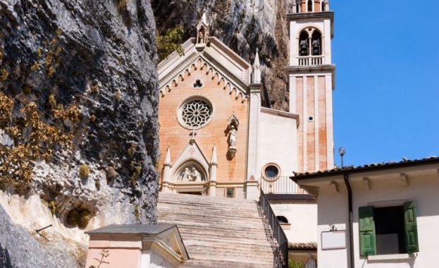 Сгушено в скала в северна Италия светилището Мадона дела Корона