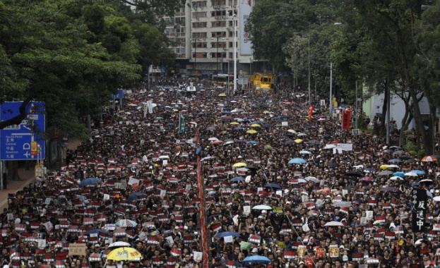 Хиляди хора излязоха на улиците в Хонконг, облечени в черно,