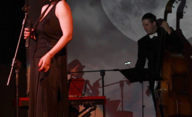 Актрисата и певица Ралица Бежан кани всички фенове на хубавата