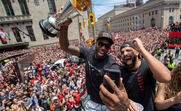 Четирима души бяха ранени при стрелба в Торонто по време