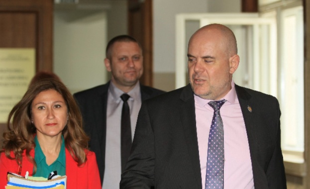 Кметът на Костенец е обещавал на общински съветници 30 хил