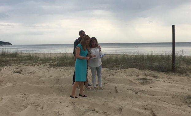 Констатирахме преминаване на автомобили има разрушена цялост на дюната и