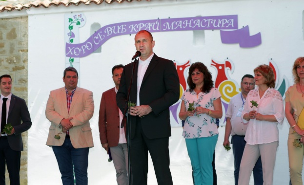 С организацията на Петропавловския събор на народното творчество красивите български