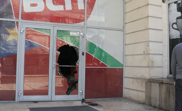 Днес в Дума осъмна с разбита врата БСП осъжда този