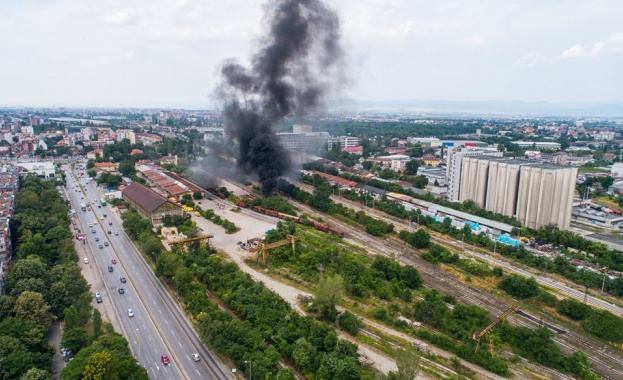 Стълб гъст дим забелязващ се отдалеч се издига от района