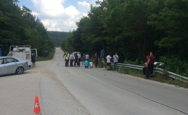 Двама души остават в ловешката болница след катастрофата между микробус