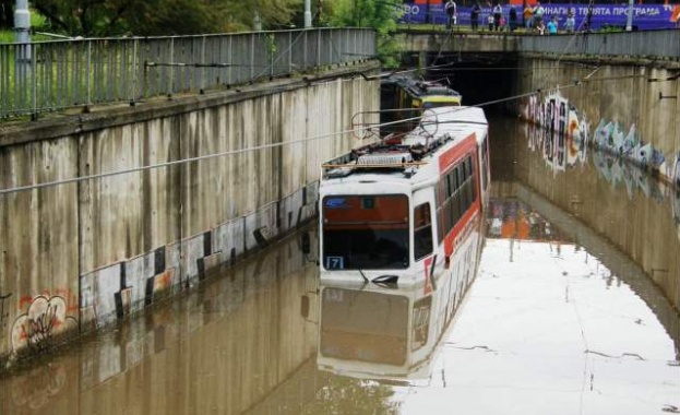 Реки се образуваха по улиците на София след пороя който