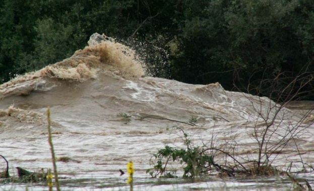 Силна гръмотевична буря и пороен дъжд удавиха Карлово тази сутрин