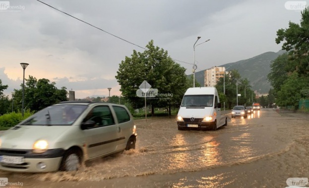 Гръмотевична буря и порой се изля над Карлово Има закъсали