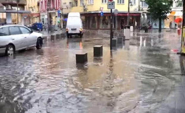 Пороен дъжд придружен с гръмотевична буря и силен вятър се