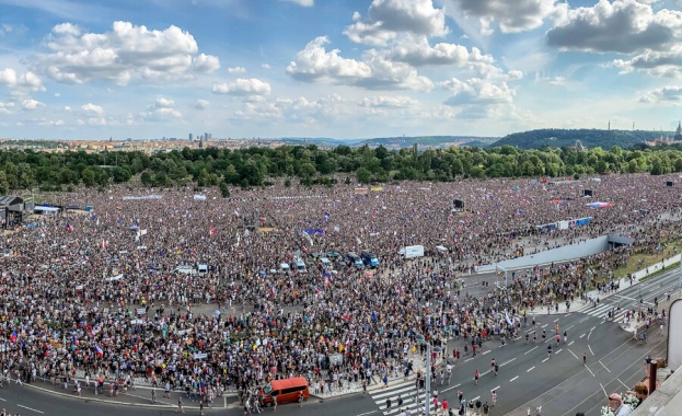 Правителството на малцинството на чешкия премиер Андрей Бабиш оцеля при