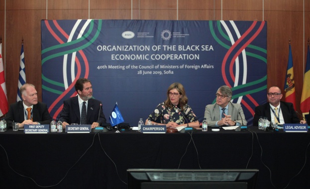 Вицепремиерът и министър на външните работи Екатерина Захариева отчете като