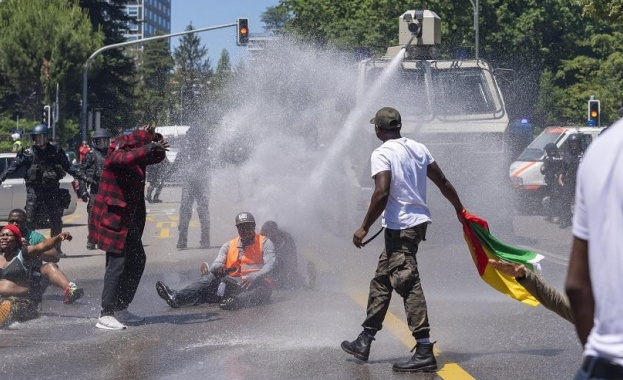 Швейцарската полиция използва водни оръдия сълзотворен газ и шокови гранати