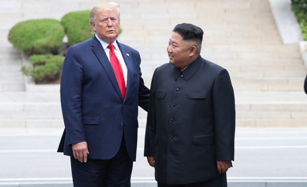 Доналд Тръмп и Ким Чен ун се срещнаха на междукорейската граница
