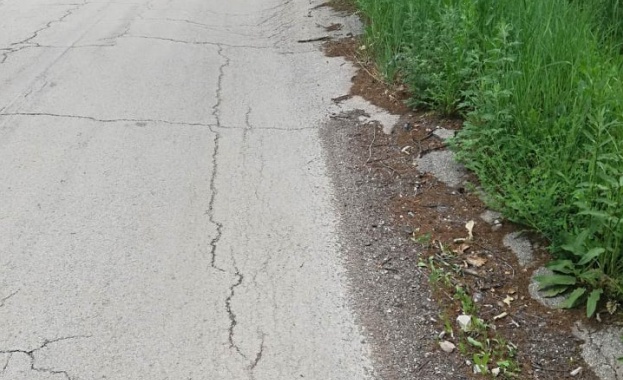 Движението по пътя Несебър Поморие на кръговото кръстовище на Равда от