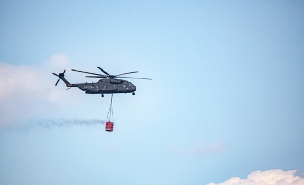 Хиляди пожарникари войници и служители на Гражданска защита се борят