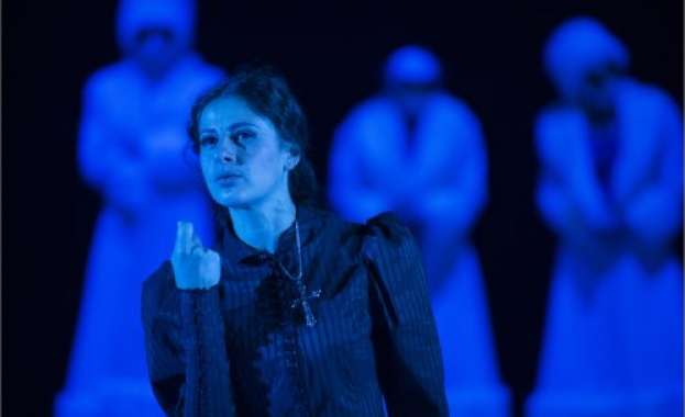 Впечатляващият спектакъл Анна Каренина на Театър София заминава на гастрол