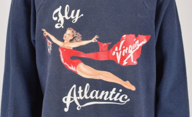 Суичър с логото на Върджин Атлантик носен от принцеса Даяна