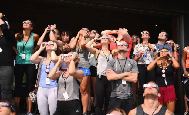 Пълно слънчево затъмнение продължило 2 36 минути наблюдаваха във вторник в