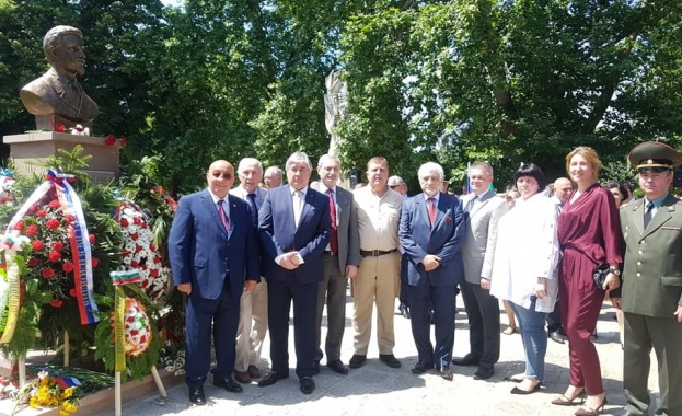 Паметник на княз Алексей Церетелев генерален консул на Русия в