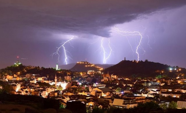 Силна гръмотевична буря вилня тази нощ в Пловдив и околните