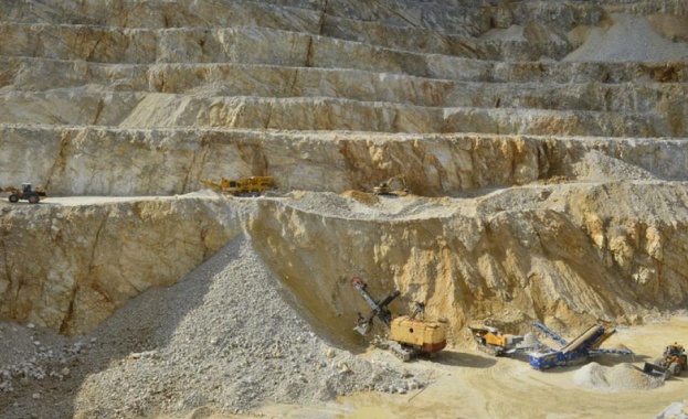 Кариера за добив на скални материали от години трови с