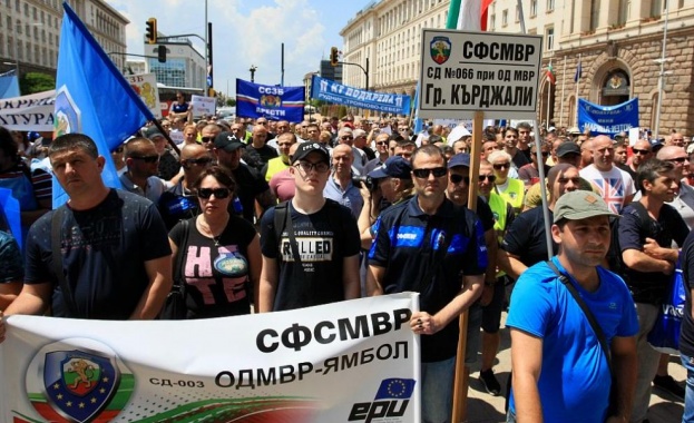 Полицаи и надзиратели излязоха на протест навръх празника на МВР