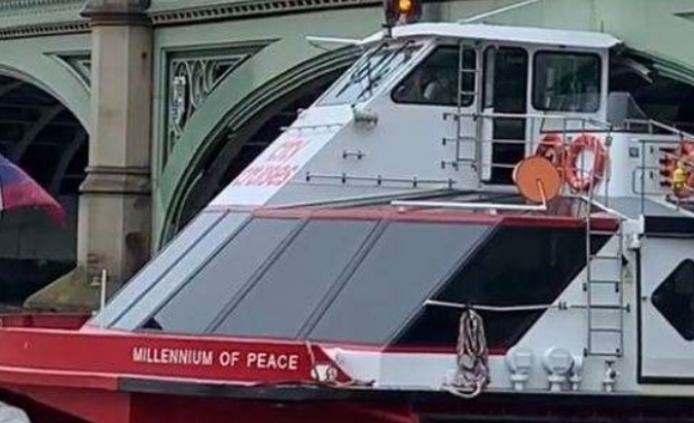 Малък туристически малък кораб се е блъснал в Уестминстърския мост
