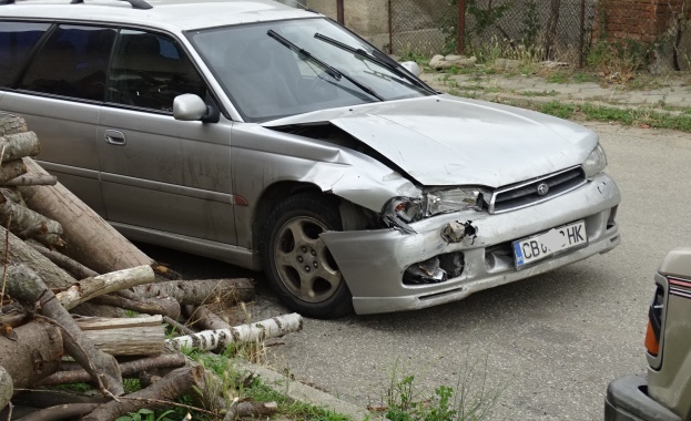 Лек автомобил се вряза в магазин за хранителни стоки в