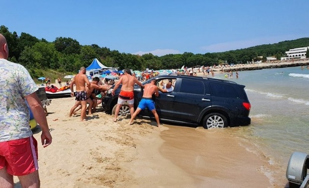 Джип затъна в пясъка на плажа Перла край Приморско. Клип