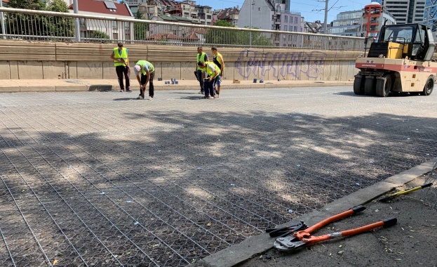 Положени са около 9 хил кв м метална мрежа на пътно