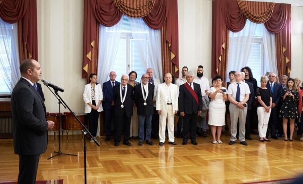 Президентът Румен Радев връчи на церемония на Дондуков 2 висши