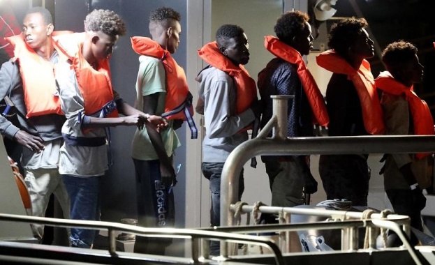 Малта позволи на мигрантите спасени от кораба Алан Курди на