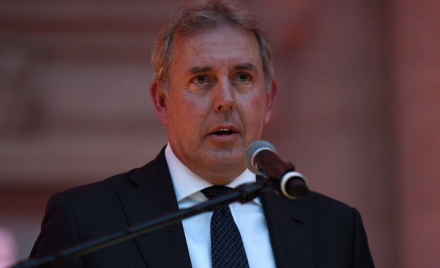 Британският посланик във Вашингтон Ким Дарък подаде оставка след скандала