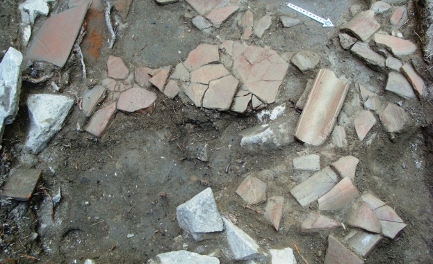 Останки от римско жилище с глинен водопровод както и гроб