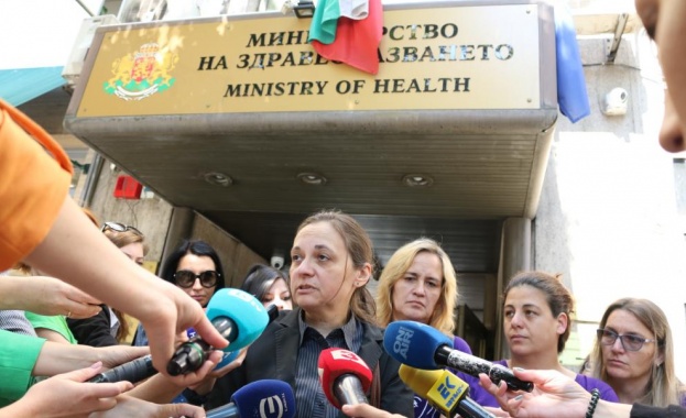 Родители на онкоболни деца протестираха пред здравното министерство Родители на онкоболни деца протестираха пред здравното министерство