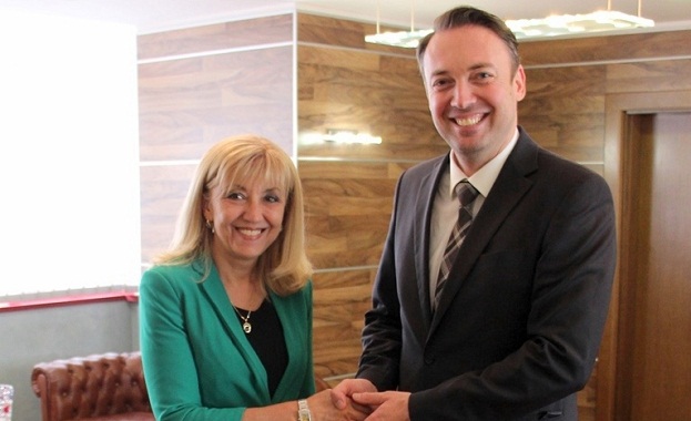 Министрите Аврамова и Милевски връчиха нови договори по програмата за