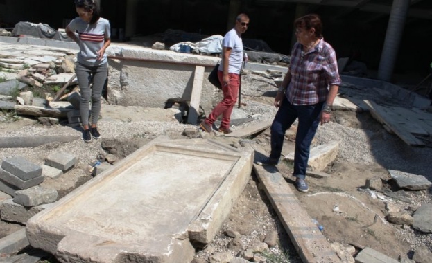 Исторически удар Така археологът Жени Танкова и епиграфът Николай Шаранков