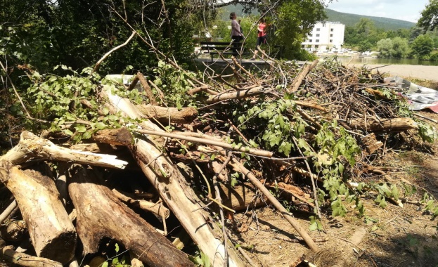 Камари с боклуци и дървета извлякоха от коритото на старозагорската