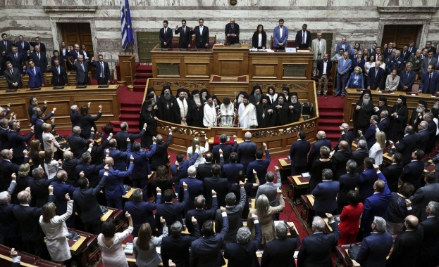 Триста депутати в него положиха клетва в новоизбрания гръцки парламент