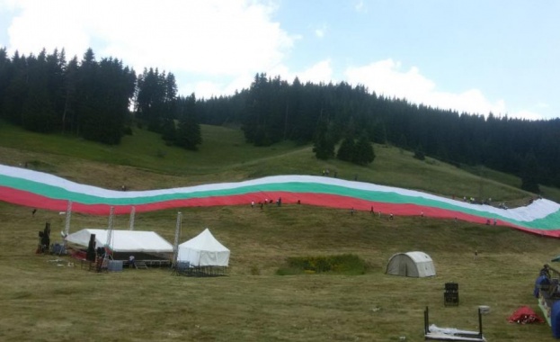 Най голямото по размер българско знаме вече е разпънато по поляните