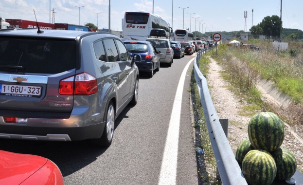 Засилен е трафикът на граничния пункт Капитан Андреево заради пътуващите
