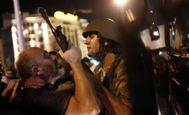 Сблъсъци между полиция и протестиращи в Турция Стълкновенията избухнаха по
