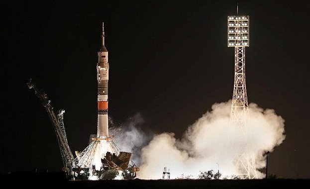 Руска космическа капсула с трима астронавти на борда излетя от