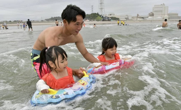 Деца и сърфисти влязоха вчера във водата близо до ядрената
