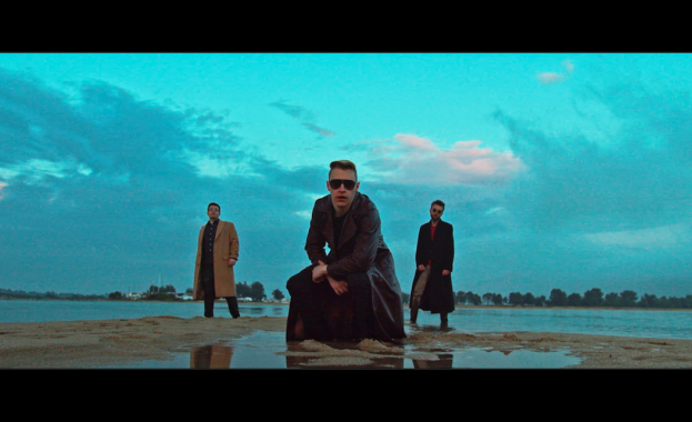 След огромния успех на третото им авторско парче Chained In