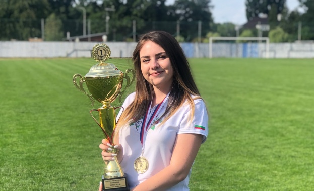 Нургюл Салимова Спортен талант на Еврофутбол заедно с Габриела