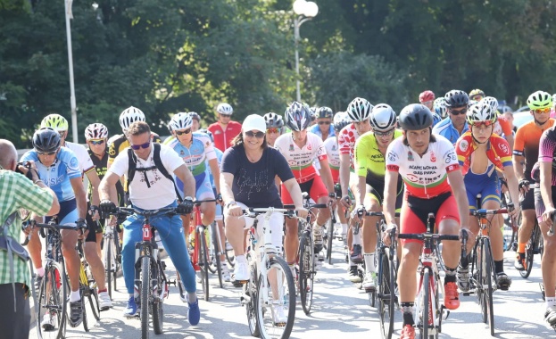 Председателят на БСП Корнелия Нинова поведе колоездачното състезание за купа