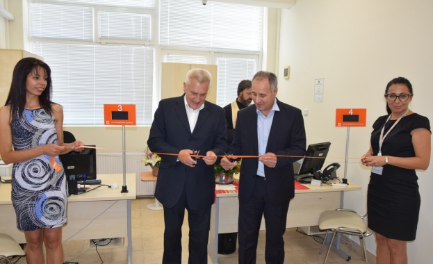 Ръководството на ЧЕЗ откри реновирания Център за обслужване на клиенти
